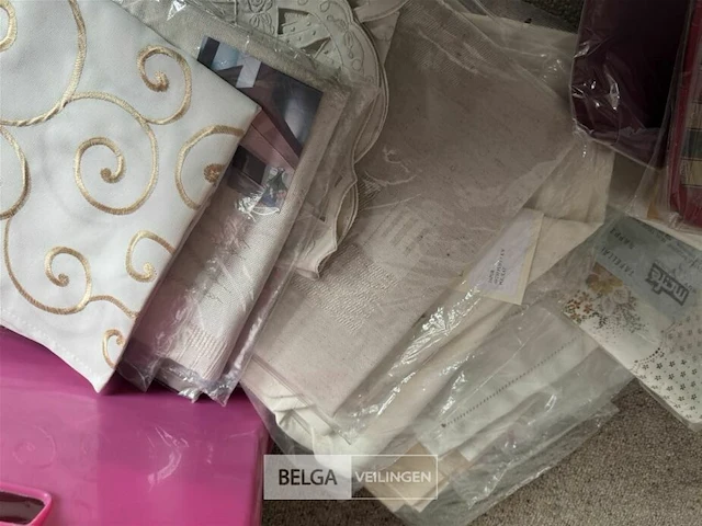 Bak met div tafellakens (±40 st) - afbeelding 3 van  7