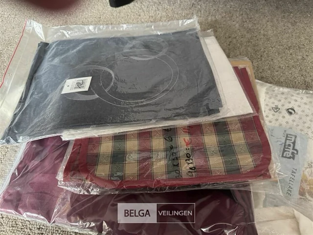 Bak met div tafellakens (±40 st) - afbeelding 4 van  7