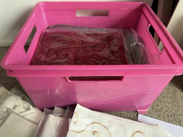 Bak met div tafellakens (±40 st) - afbeelding 6 van  7