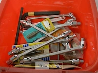 Bak met div werkmaterialen - afbeelding 3 van  3