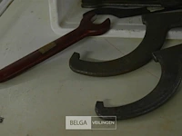 Bak met div werkmaterialen - afbeelding 2 van  4