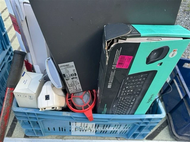 Bak met divers elektro materiaal - afbeelding 2 van  3