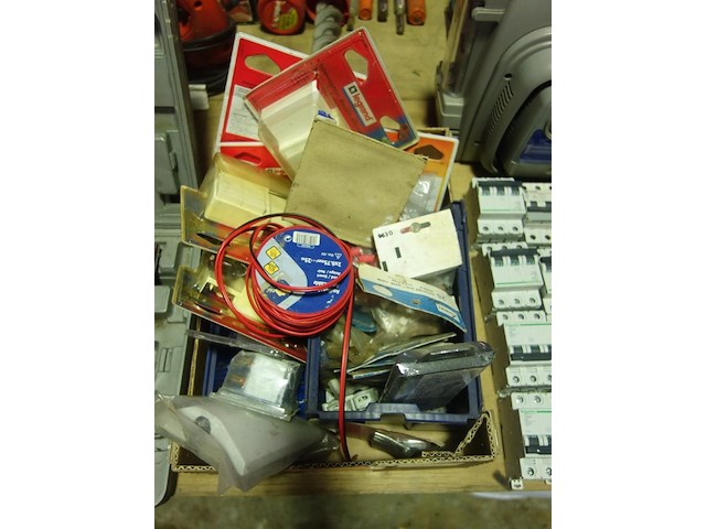 Bak met divers materiaal voor elektriciteit - afbeelding 1 van  1