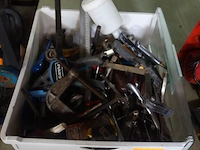 Bak met divers materiaal - afbeelding 1 van  1