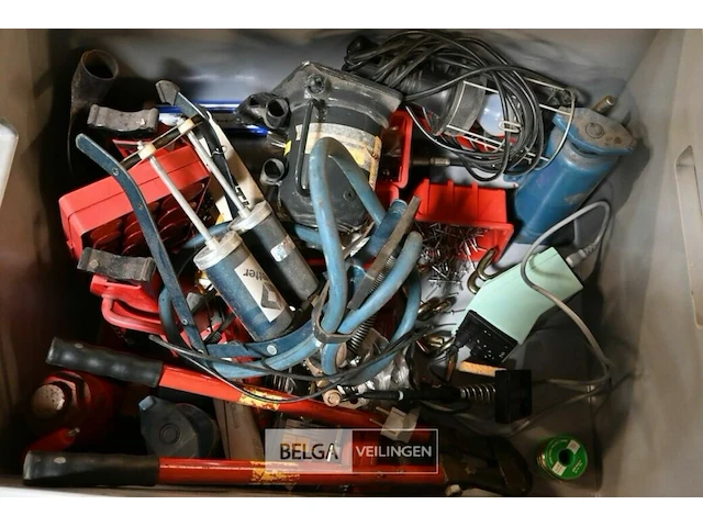 Bak met diverse materialen - hydraulische kringen - ijzertangen - steunvoeten - etc - afbeelding 1 van  2