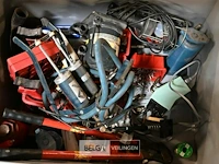 Bak met diverse materialen - hydraulische kringen - ijzertangen - steunvoeten - etc - afbeelding 1 van  2
