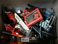 Bak met diverse materialen - hydraulische kringen - ijzertangen - steunvoeten - etc - afbeelding 2 van  2