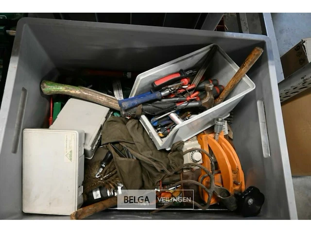 Bak met diverse materialen - schroevendraaiers - tangen - sleutels - etc - afbeelding 1 van  1