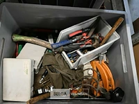 Bak met diverse materialen - schroevendraaiers - tangen - sleutels - etc - afbeelding 1 van  1