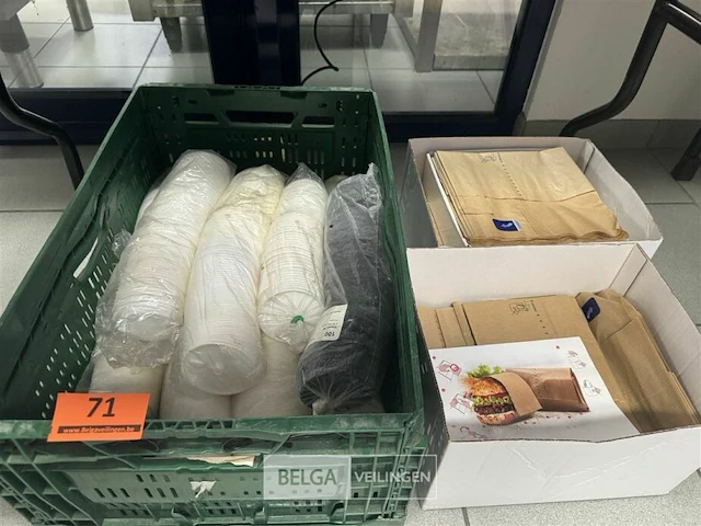 Bak met drinkbekers deksels - afbeelding 1 van  4
