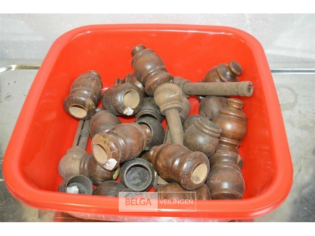 Bak met eindstukken voor gordijnroedes - afbeelding 1 van  4