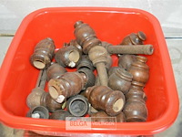 Bak met eindstukken voor gordijnroedes - afbeelding 1 van  4