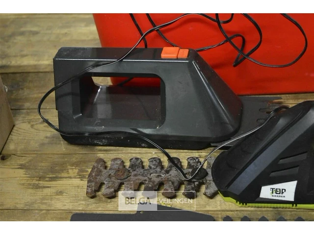 Bak met elektro en tuinmaterialen - afbeelding 2 van  3