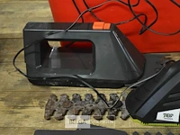 Bak met elektro en tuinmaterialen - afbeelding 2 van  3