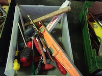 Bak met gereedschap - afbeelding 1 van  1