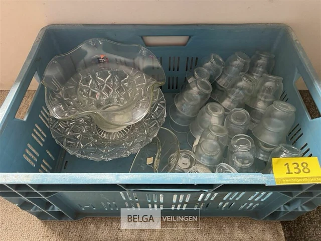 Bak met glaswerk - afbeelding 1 van  2