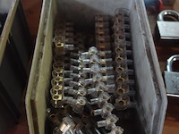 Bak met glazen verbindingsklemmen - afbeelding 1 van  1