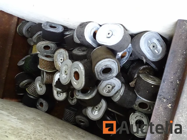 Bak met kartaccessoires (43 uitlaatpijpen, 127 luchtfilters) - afbeelding 5 van  8