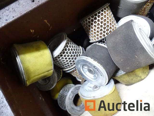 Bak met kartaccessoires (43 uitlaatpijpen, 127 luchtfilters) - afbeelding 7 van  8