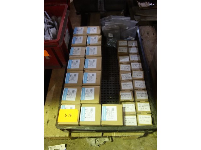 Bak met m4 vijzen en -moeren - afbeelding 1 van  3