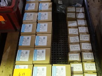 Bak met m4 vijzen en -moeren - afbeelding 1 van  3