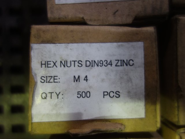 Bak met m4 vijzen en -moeren - afbeelding 3 van  3