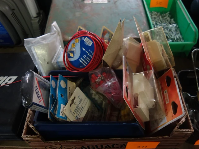 Bak met materiaal voor electro - afbeelding 1 van  1