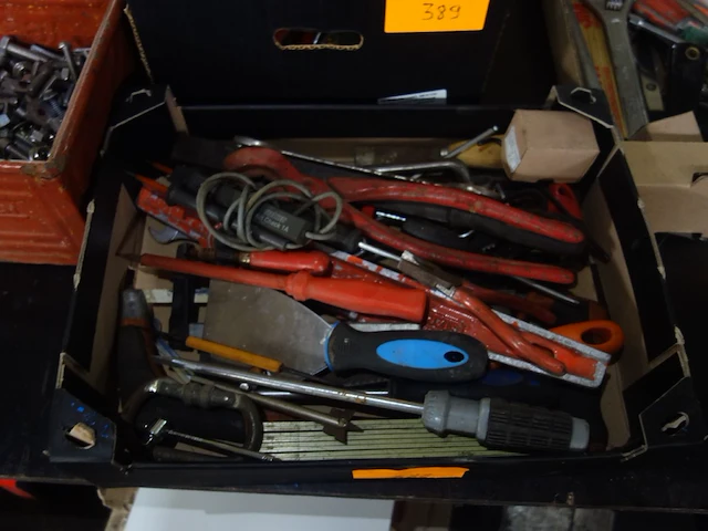 Bak met materiaal - afbeelding 1 van  1
