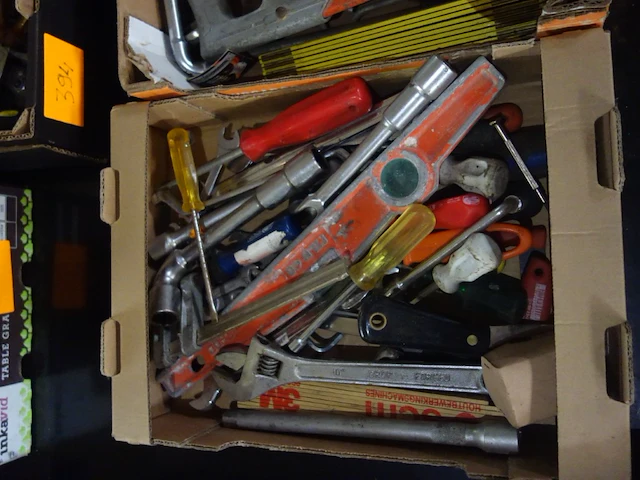 Bak met materiaal - afbeelding 1 van  1