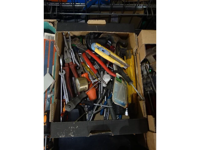 Bak met materiaal - afbeelding 1 van  1