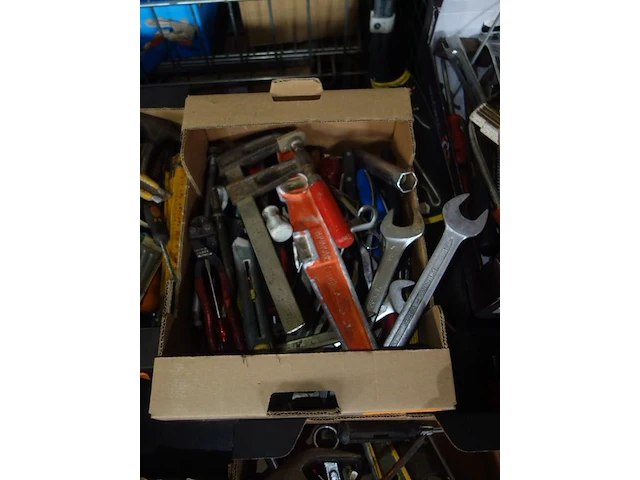 Bak met materiaal - afbeelding 1 van  1