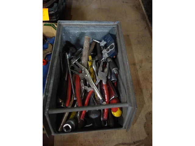 Bak met materiaal - afbeelding 1 van  1