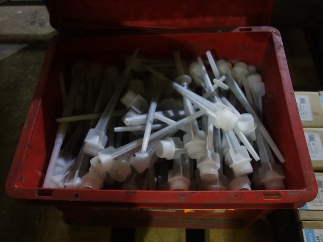 Bak met mengspuiten 2componenten - afbeelding 1 van  1