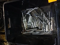 Bak met metalen sloten - afbeelding 1 van  1