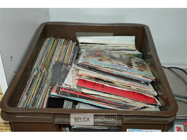 Bak met partij singletjes - afbeelding 1 van  4