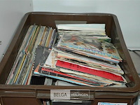 Bak met partij singletjes - afbeelding 1 van  4