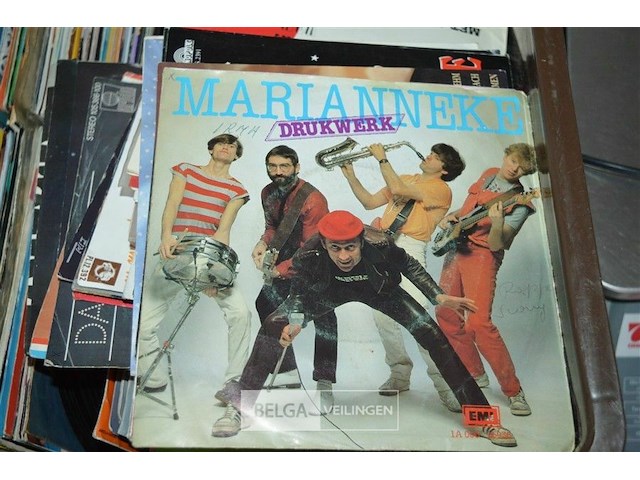 Bak met partij singletjes - afbeelding 2 van  4