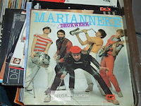 Bak met partij singletjes - afbeelding 2 van  4