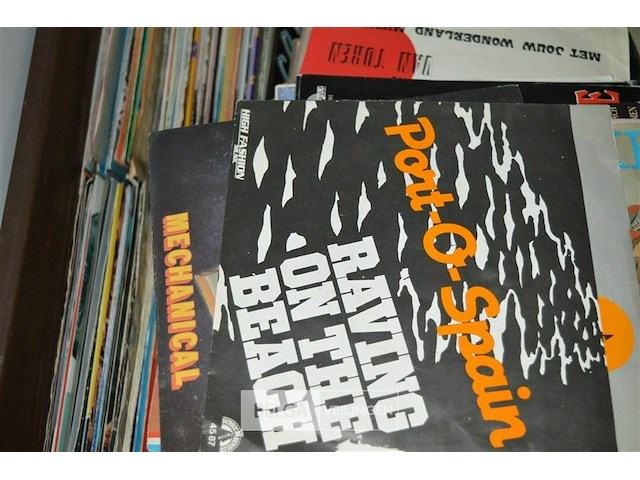 Bak met partij singletjes - afbeelding 3 van  4