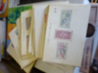 Bak met postzegelreeksen op kaartjes
