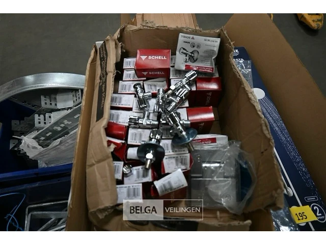 Bak met shell kraantjes ±35 st - afbeelding 1 van  3