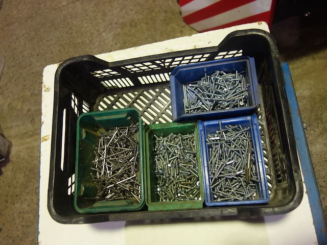 Bak met vijzen en nagels - afbeelding 1 van  1