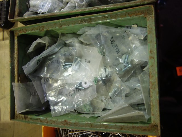 Bak met vijzen en vloten - afbeelding 1 van  1