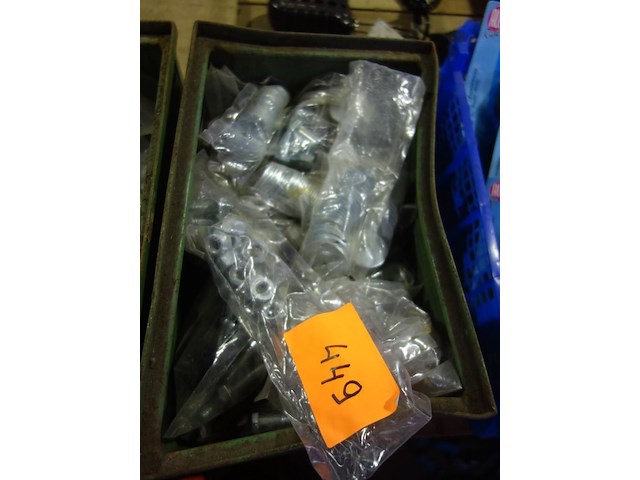 Bak met vijzen, moeren en vloten - afbeelding 1 van  1