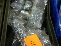 Bak met vijzen, moeren en vloten - afbeelding 1 van  1