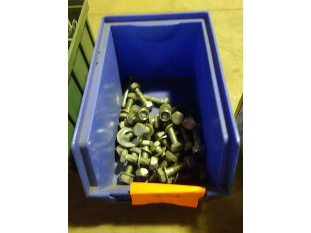 Bak met vijzen, moeren en vloten - afbeelding 1 van  2