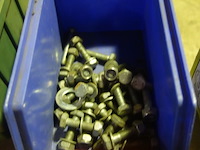 Bak met vijzen, moeren en vloten - afbeelding 1 van  2