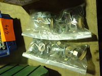 Bak met vijzen, moeren en vloten - afbeelding 2 van  2