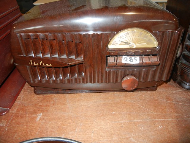 Bakeliet radio airline met schade - afbeelding 1 van  2