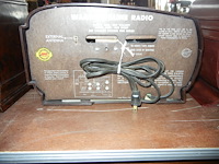 Bakeliet radio airline met schade - afbeelding 2 van  2